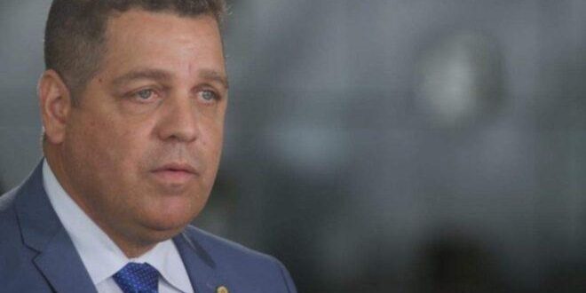 "Vergonhoso, lembra uma cena de Odorico Paraguaçu de O Bem Amado", diz Rocha sobre cena protagonizada por Gladson  na frente de Bolsonaro