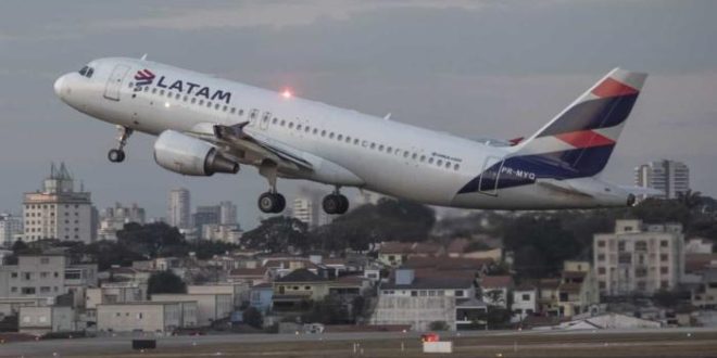 Alta de combustíveis obrigará aéreas a reajustar preços e reduzir rotas