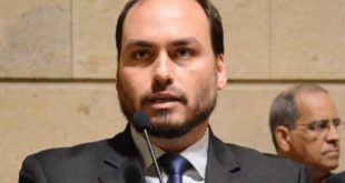 Carlos dá aval a novo discurso de Bolsonaro sobre vacina por reeleição