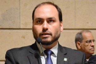 Carlos dá aval a novo discurso de Bolsonaro sobre vacina por reeleição