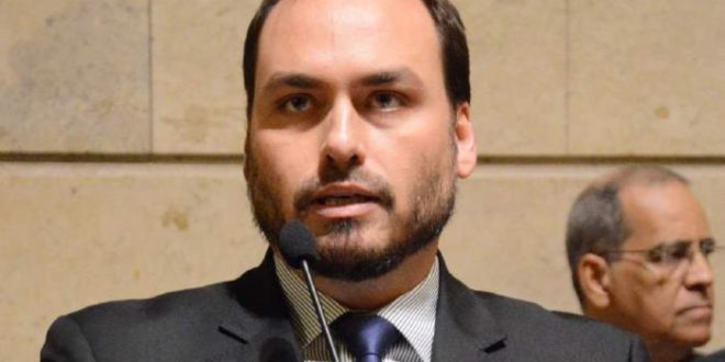 Carlos dá aval a novo discurso de Bolsonaro sobre vacina por reeleição