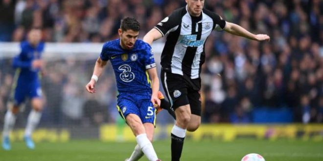 Chelsea vence Newcastle em jogo com manifestações da torcida contra sanções