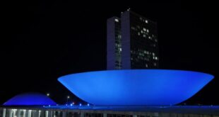 Congresso ganha iluminação azul para lembrar o Dia Mundial da Audição