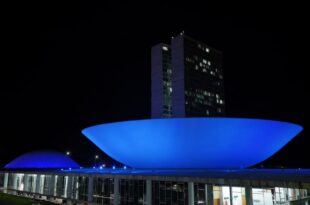 Congresso ganha iluminação azul para lembrar o Dia Mundial da Audição