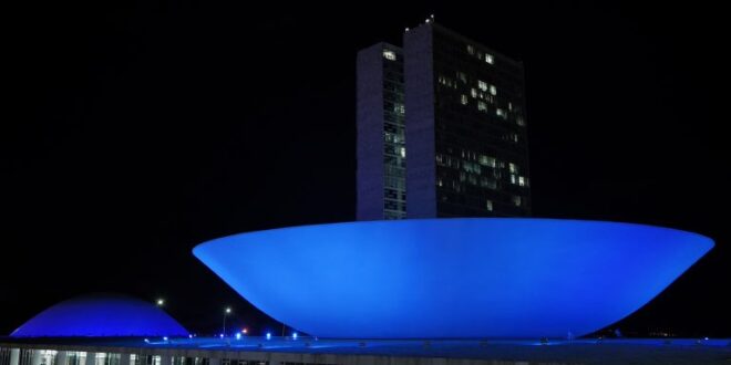 Congresso ganha iluminação azul para lembrar o Dia Mundial da Audição