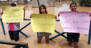 Atingidos pela enchente em Tarauacá se mobilizam para cobrar na prefeitura a "assistência" prometida por Gladson