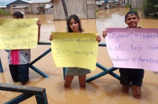 Atingidos pela enchente em Tarauacá se mobilizam para cobrar na prefeitura a "assistência" prometida por Gladson
