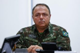 Decreto de Bolsonaro transfere Pazuello para reserva remunerada do Exército
