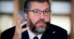 Ernesto Araújo acusa Bolsonaro de espalhar 'desinformação russa'