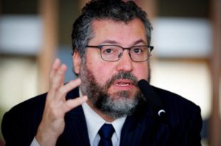 Ernesto Araújo acusa Bolsonaro de espalhar 'desinformação russa'