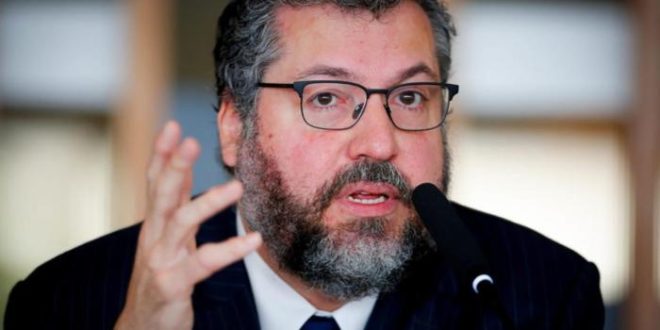 Ernesto Araújo acusa Bolsonaro de espalhar 'desinformação russa'