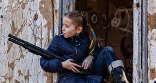 Foto de menina ucraniana com arma na mão viraliza nas redes sociais