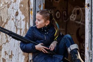 Foto de menina ucraniana com arma na mão viraliza nas redes sociais
