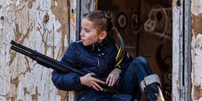 Foto de menina ucraniana com arma na mão viraliza nas redes sociais
