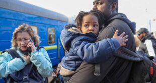 Indianos e africanos sofrem com o racismo ao tentar fugir da Ucrânia: "a cor da pele é o passaporte"