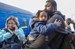 Indianos e africanos sofrem com o racismo ao tentar fugir da Ucrânia: "a cor da pele é o passaporte"