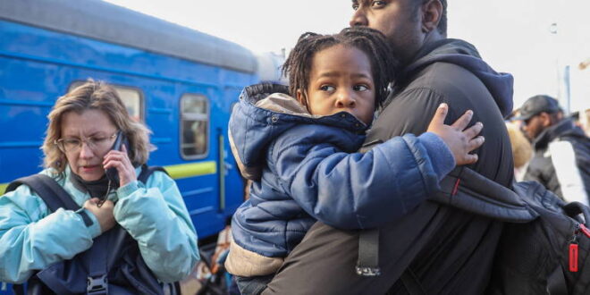 Indianos e africanos sofrem com o racismo ao tentar fugir da Ucrânia: "a cor da pele é o passaporte"
