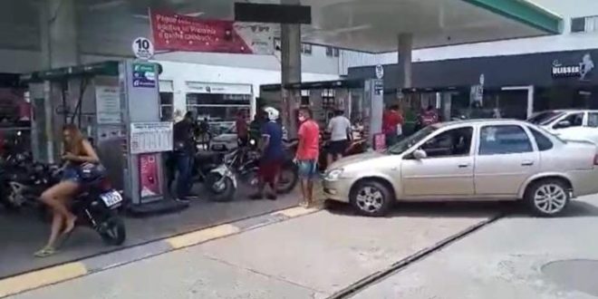 Inusitado: em protesto motociclistas na Bahia exigem nota fiscal para 50 centavos de gasolina