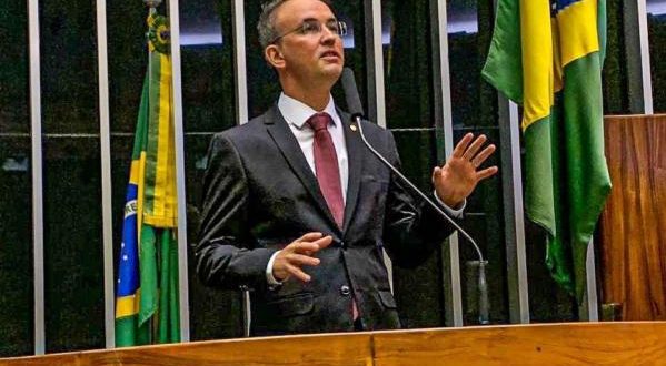 Leo de Brito cobra providências da Anac sobre suspenção de voos da Latam para o Acre
