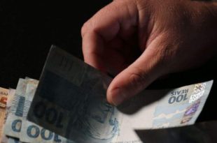 Nascidos antes de 1968 já podem resgatar dinheiro "esquecido" em bancos. Veja o passo a passo
