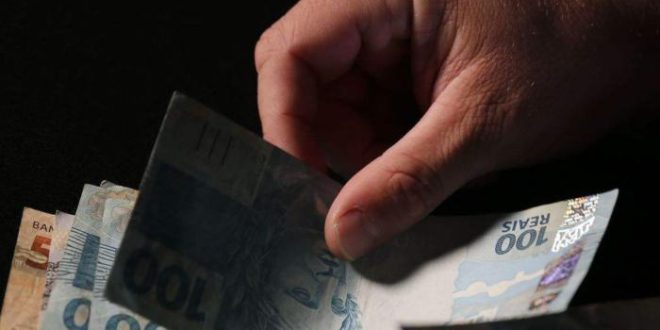 Nascidos antes de 1968 já podem resgatar dinheiro "esquecido" em bancos. Veja o passo a passo
