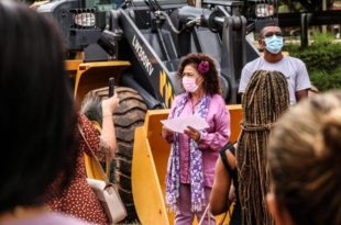 Deputada Perpétua entrega máquina pá carregadeira para comunidades rurais do Bujari