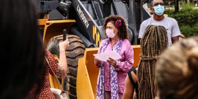 Deputada Perpétua entrega máquina pá carregadeira para comunidades rurais do Bujari