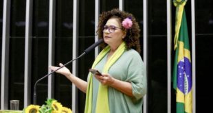 Perpétua Almeida apresenta dois projetos em defesa do parto humanizado