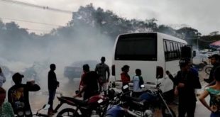 Manifestantes cobram promessa de campanha de Gladson Cameli e recebem bombas de efeito moral da PM como resposta. Vídeo