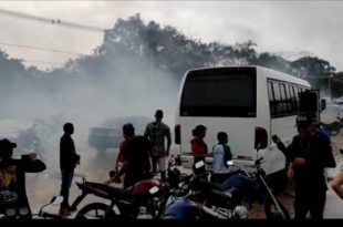 Manifestantes cobram promessa de campanha de Gladson Cameli e recebem bombas de efeito moral da PM como resposta. Vídeo