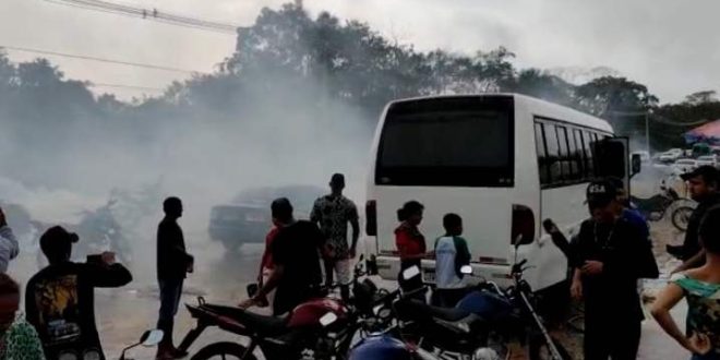 Manifestantes cobram promessa de campanha de Gladson Cameli e recebem bombas de efeito moral da PM como resposta. Vídeo