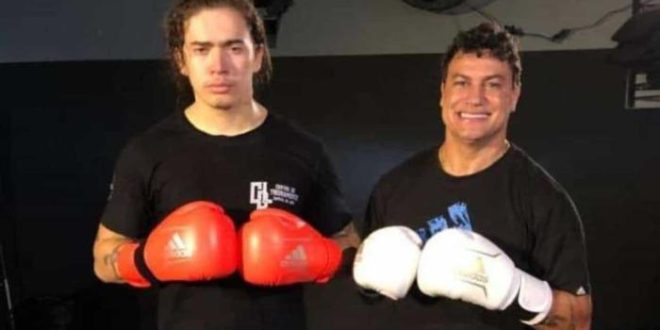 Popó tatua nome e imagem de Whindersson Nunes após luta
