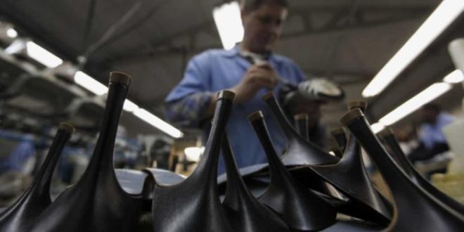 Produção industrial cai 2,4% em janeiro ante dezembro, revela IBGE