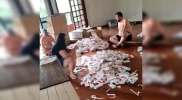 Quadrilha produz autoteste falso de covid-19 no chão de casa