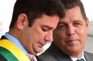 Rocha levanta suspeita que viagem de Gladson aos EUA foi para se reunir com familiares e outros envolvidos na Operação Ptolomeu