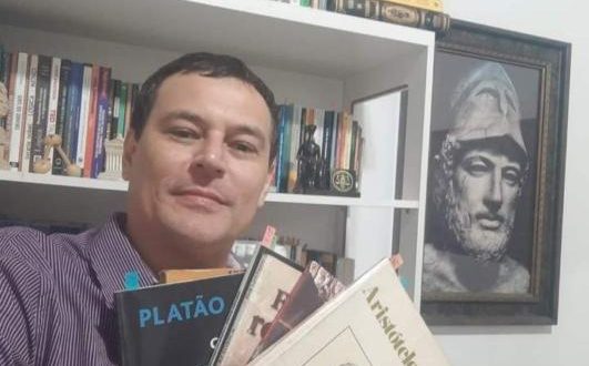 Sanderson Moura: "Sou candidato ao Senado pelo movimento pró-livros"