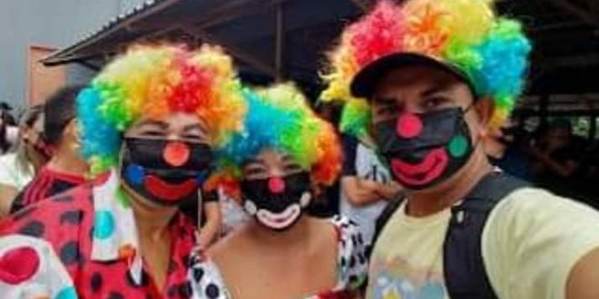 Em Tarauacá, Educação declara greve e professores se fantasiam de palhaços