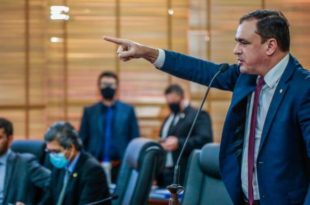 ”Turbulento, complicado, confuso e desonesto”, assim o deputado Daniel Zen define o processo de negociação salarial dos servidores públicos