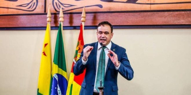 Daniel Zen: Governo tinha dinheiro e deixou o povo passar fome