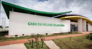 Mulher é espancada com socos e cabo de vassoura ao negar dinheiro para marido comprar cigarro