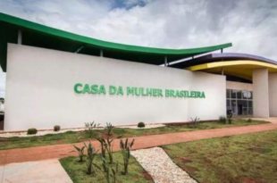 Mulher é espancada com socos e cabo de vassoura ao negar dinheiro para marido comprar cigarro
