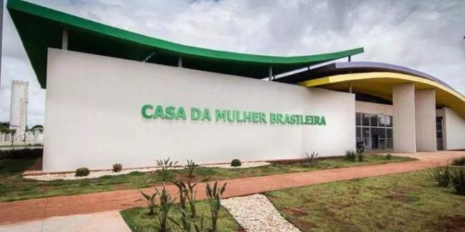 Mulher é espancada com socos e cabo de vassoura ao negar dinheiro para marido comprar cigarro