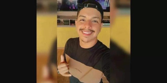 Motorista atinge árvores e morre ao ser arremessado para fora de carro