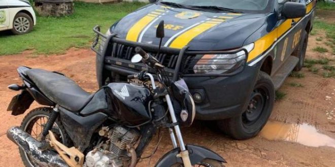 Homem é preso pela PRF por conduzir motocicleta com placa adulterada em Rio Branco