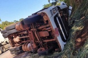 Acidente entre carretas na BR-364, em Mato Grosso, deixa um morto