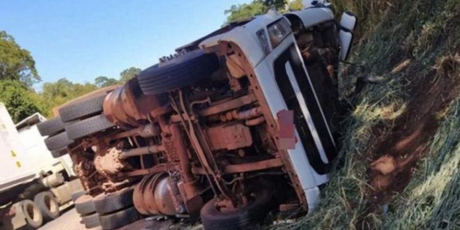 Acidente entre carretas na BR-364, em Mato Grosso, deixa um morto