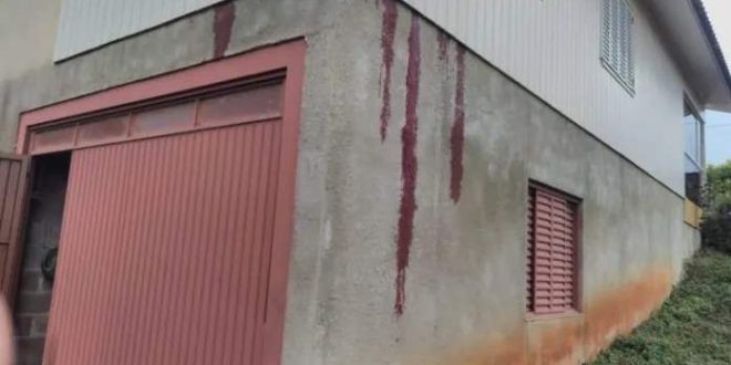 Vizinhos encontram família morta após notarem sangue escorrendo na parede de casa