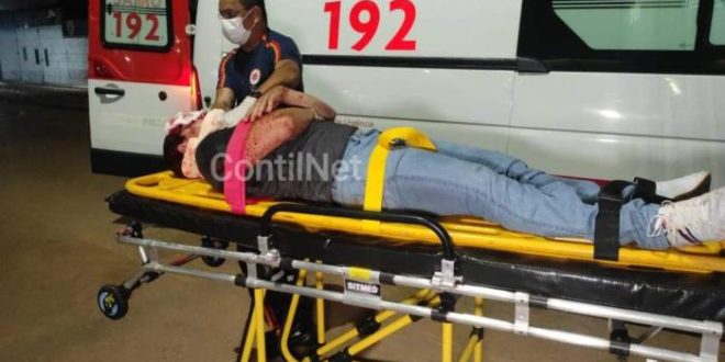 Caçamba na contramão colide com motociclista que fica em estado gravíssimo no PS