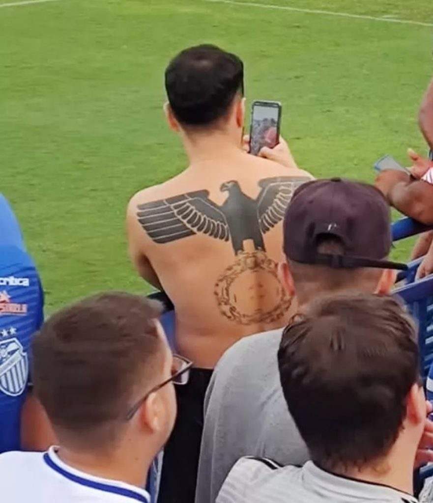 Homem é flagrado com tatuagem nazista em jogo; clube repudia 2 Homem é flagrado com tatuagem nazista em jogo; clube repudia