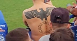 Homem é flagrado com tatuagem nazista em jogo; clube repudia